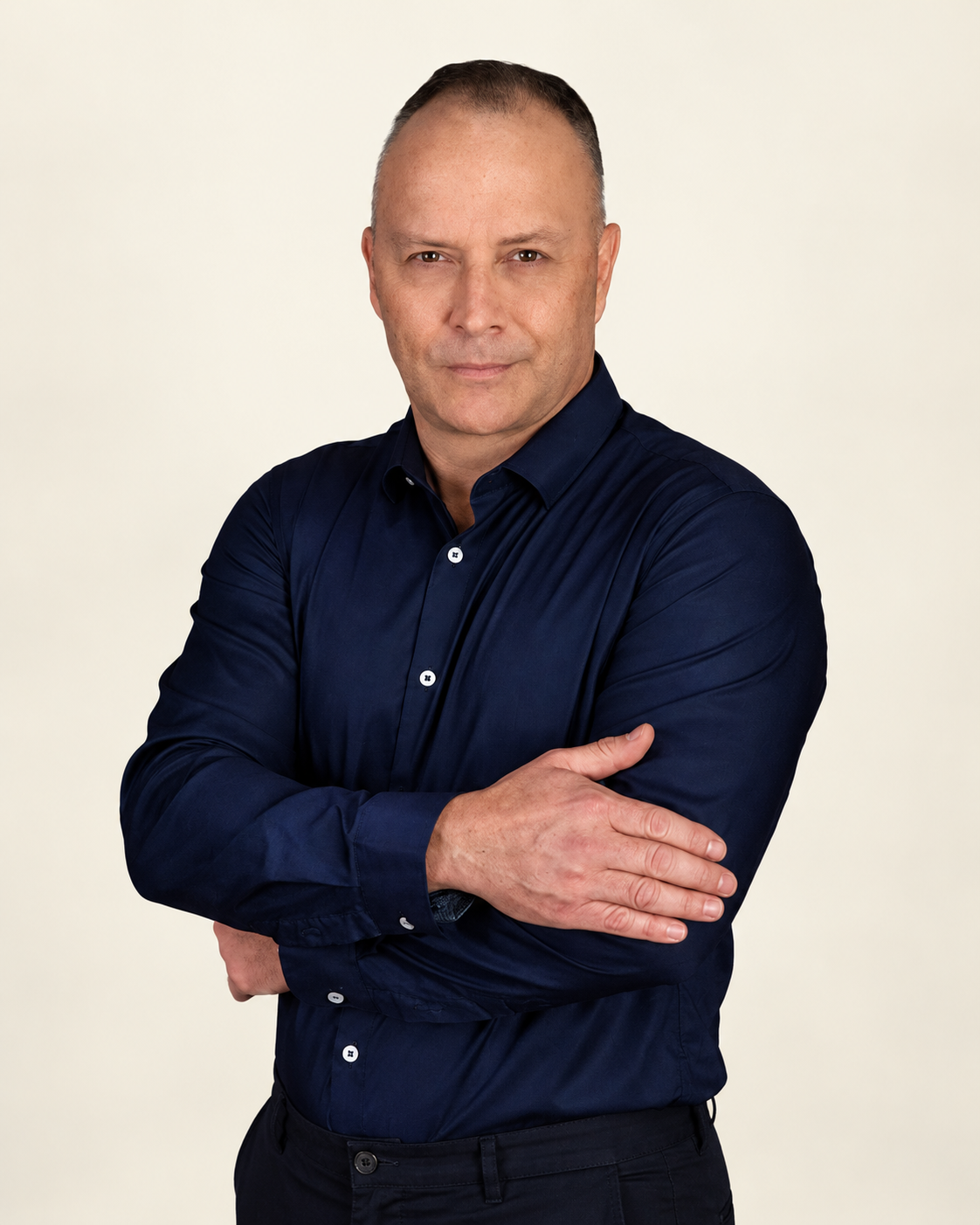עורך דין דרור הראל בחולצה כחולה על רקע בהיר
